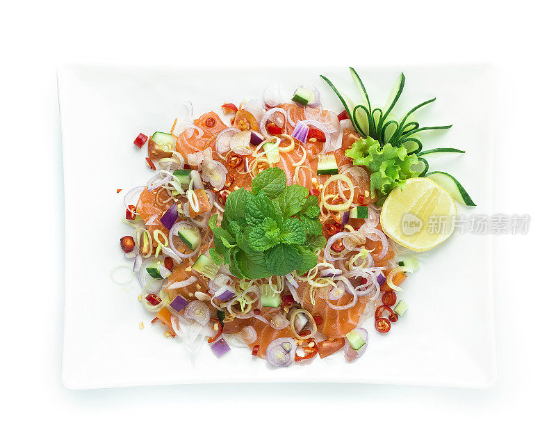 三文鱼辣味泰式香草沙拉。泰式辣味菜以黄瓜装饰