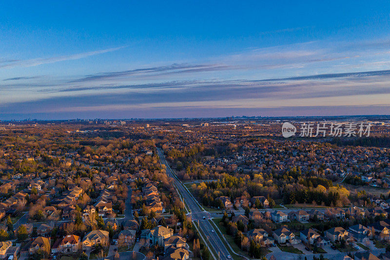 卢瑟福路和伊斯灵顿大街的鸟瞰图，位于Woodbridge的独立复式住宅在沃恩，安大略省，加拿大