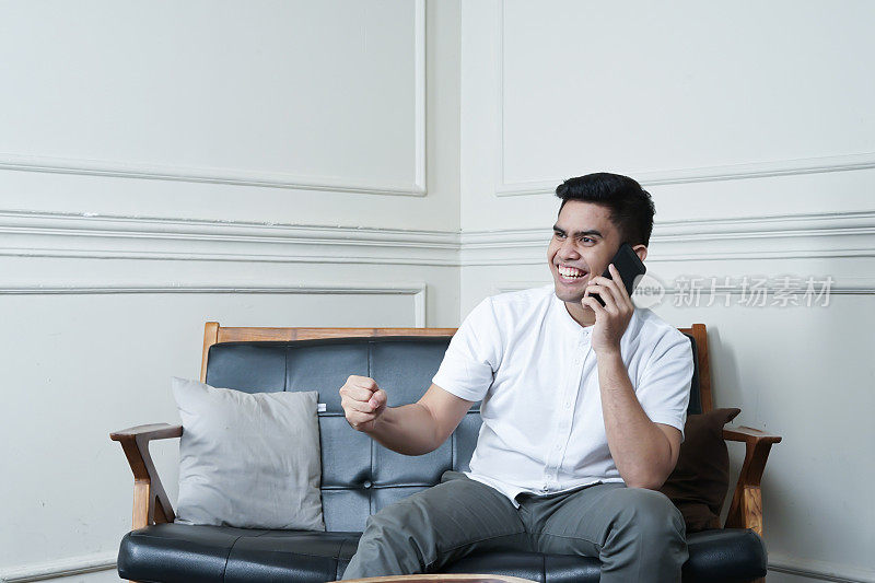 快乐的东南亚男人在电话里交谈