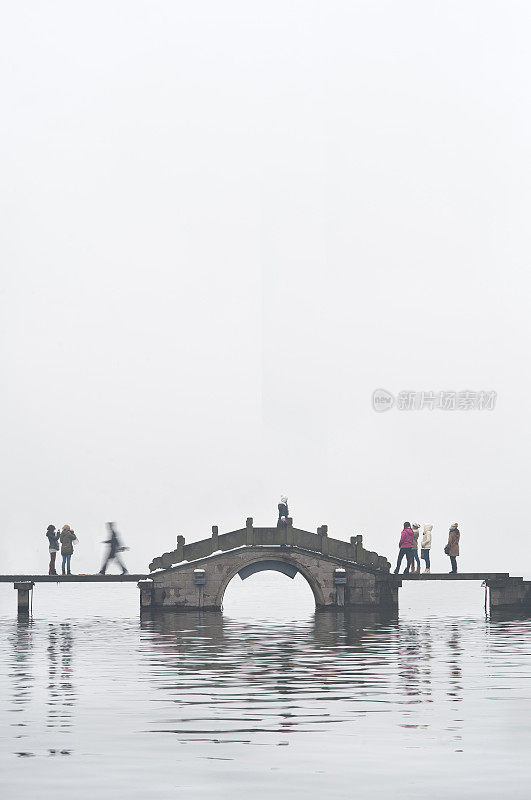 中国杭州西湖上繁忙的大桥