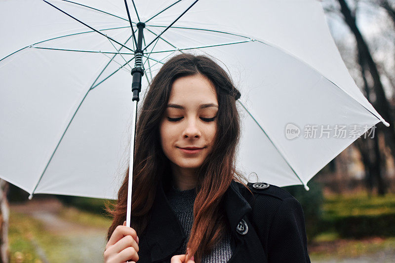 美丽的年轻女子享受着雨天