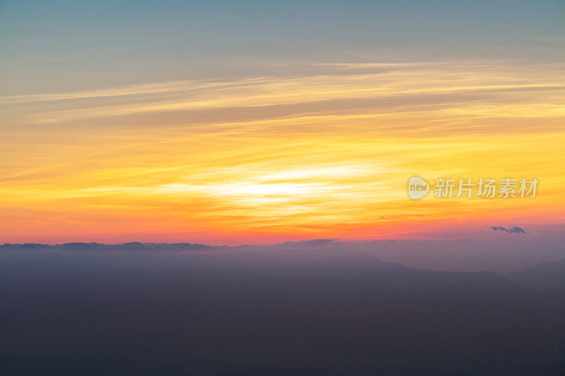 戏剧性的日落和日出天空自然背景与白云