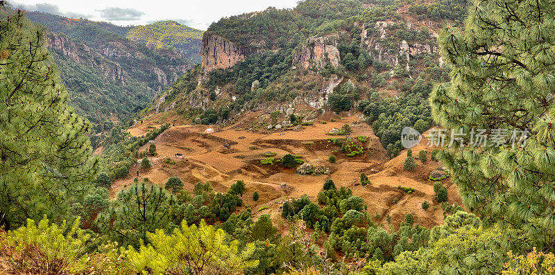 崎岖的景观和Cieneguita村庄鸟瞰图，奇瓦瓦墨西哥在夏季时间附近的戏剧性的铜峡谷地区在马德雷山脉
