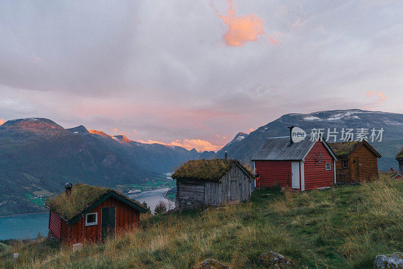 峡湾背景上长满青苔的小屋村落