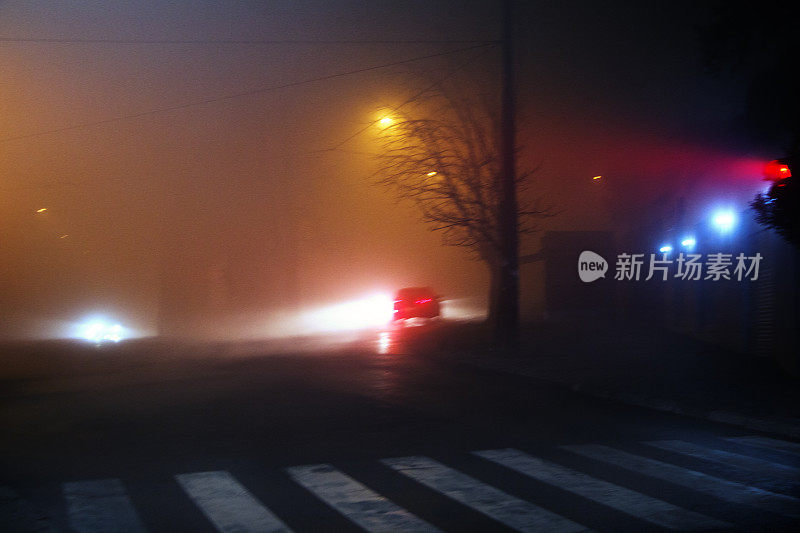 在一个多雾的冬夜，城里的交通状况