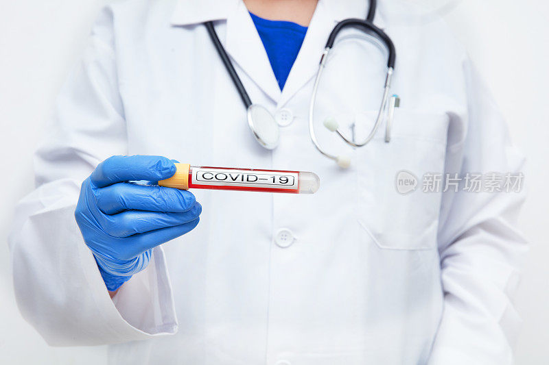 Covid-19血液样本，医生戴着医用手套，拿着带有阳性冠状病毒2019-nCoV血液样本的血管。