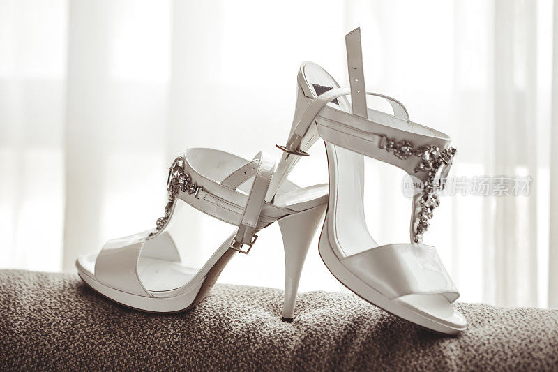 一双白色的新娘凉鞋