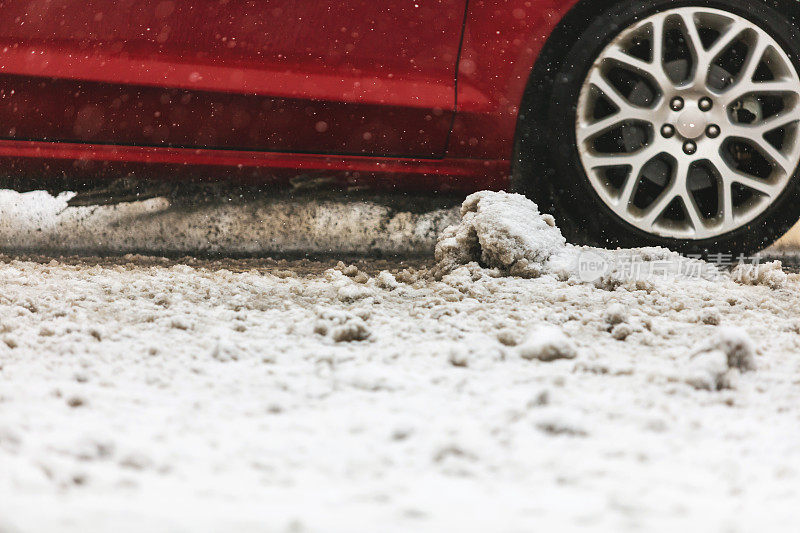 在冰雪潮湿的道路上驾驶美国西部冬季旅行系列