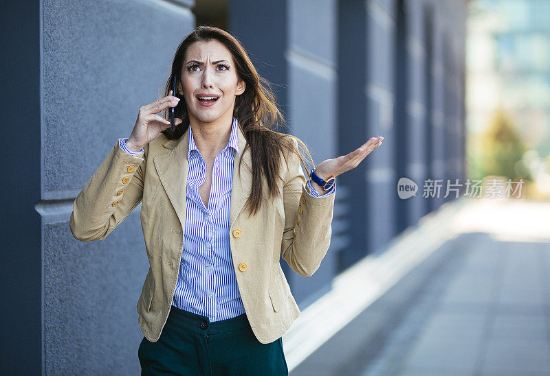 愤怒的女人在用智能手机说话