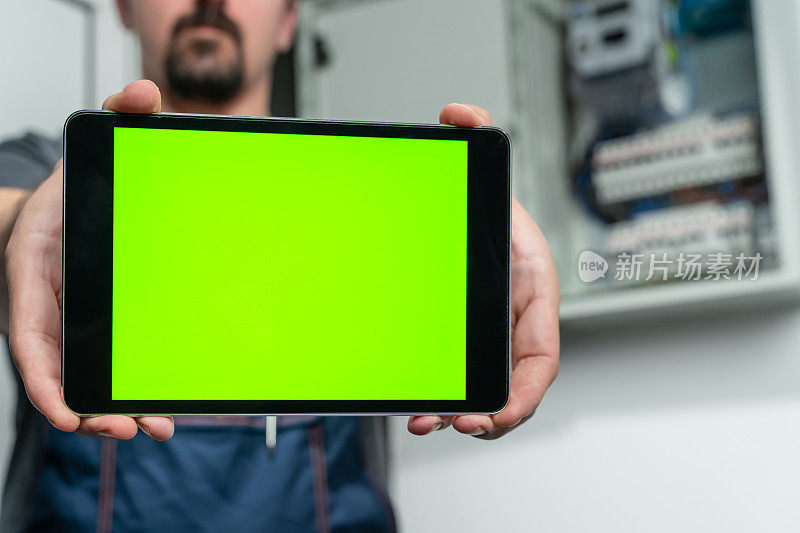 电工显示色键，绿色屏幕平板前保险丝盒，特写