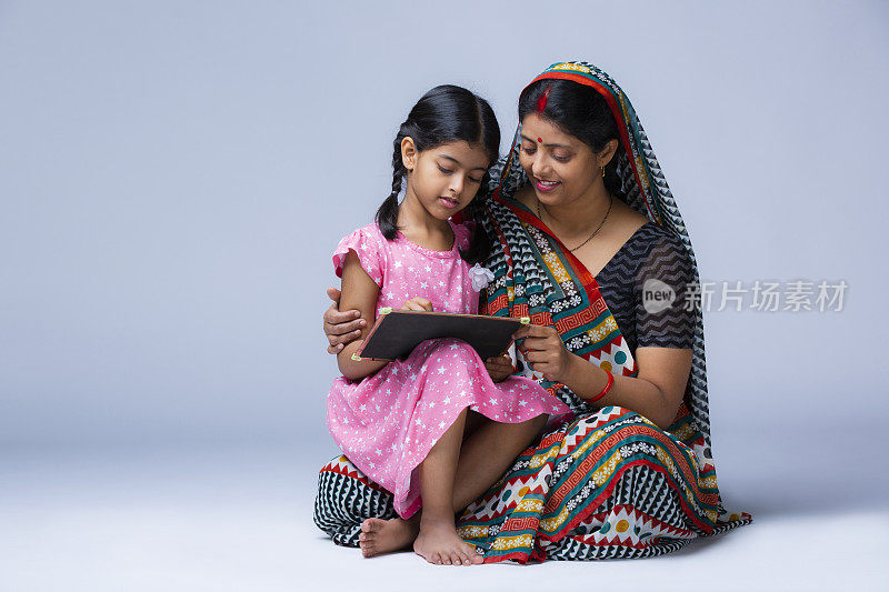 母亲和女儿一起快乐的股票照片