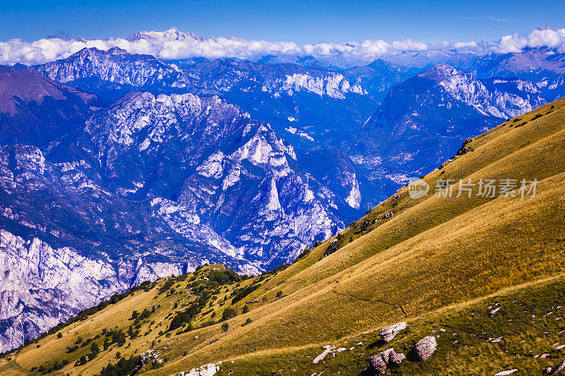意大利加尔达湖的巴尔多山-马尔切辛山上起伏的高山景观