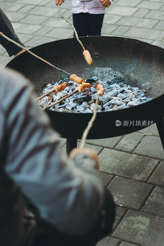 香肠串在烤架上