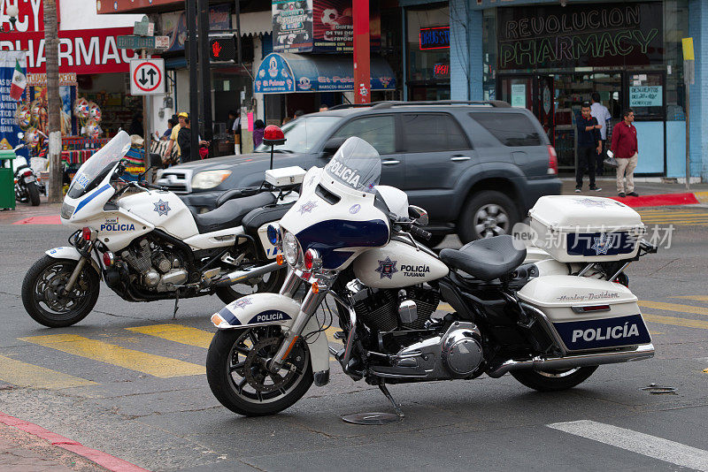 雅马哈和哈雷戴维森摩托车在墨西哥警察制服