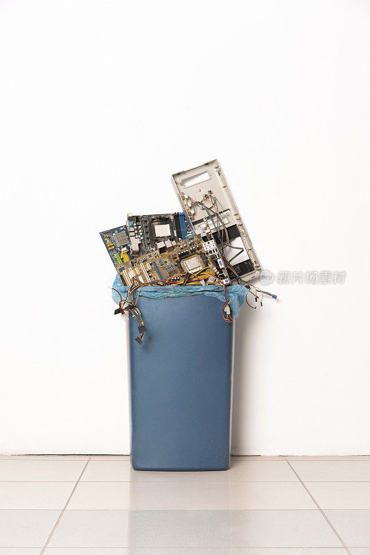 塑料垃圾桶里装满了废弃的电子产品