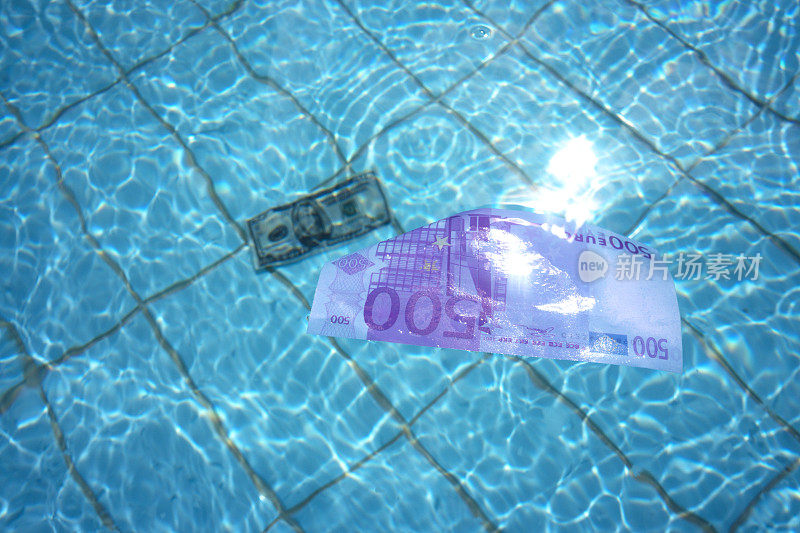 500欧元和美钞在清澈湛蓝的水面上游泳