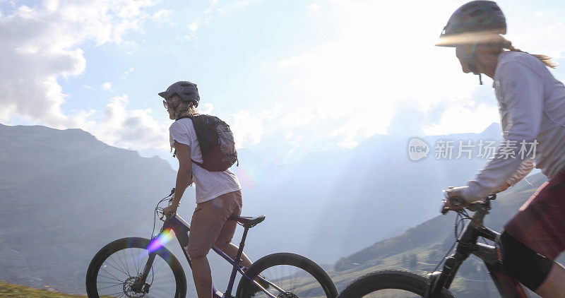 女性山地电动自行车骑过高山草甸