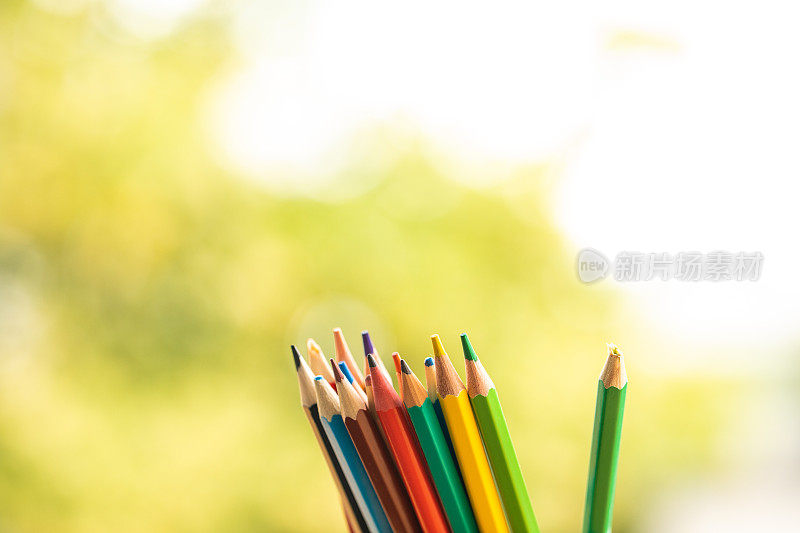 断头彩色铅笔与锋利的彩色铅笔分离