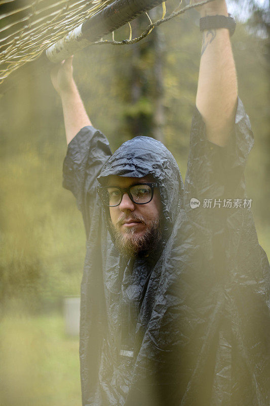 透过足球场上的球网观看暴风雨