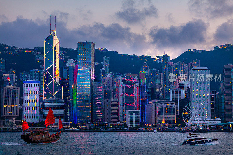 黄昏时分的香港市景和舢板船，维多利亚港全景