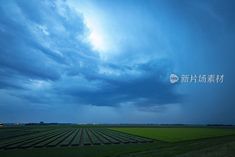 夏天湖面上黑暗夜空中的闪电