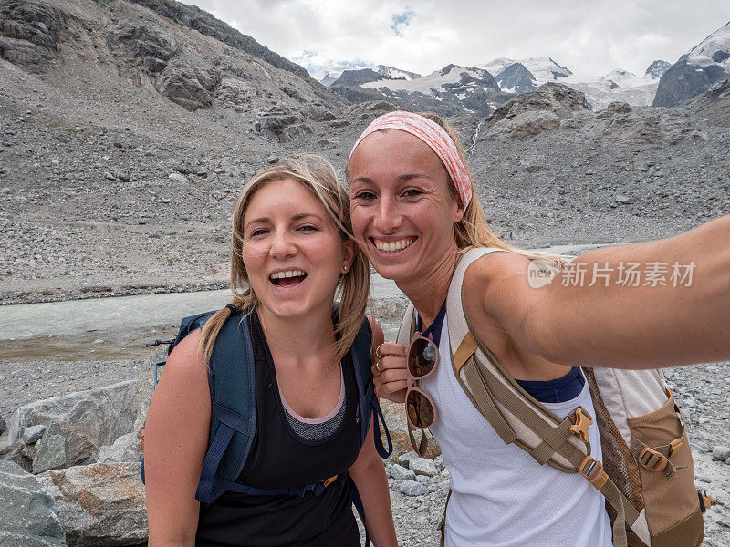 两个徒步旅行的女人在自拍全景