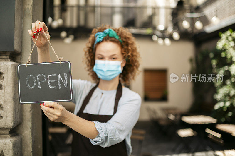 一个漂亮的年轻女服务员重新开张咖啡馆的肖像