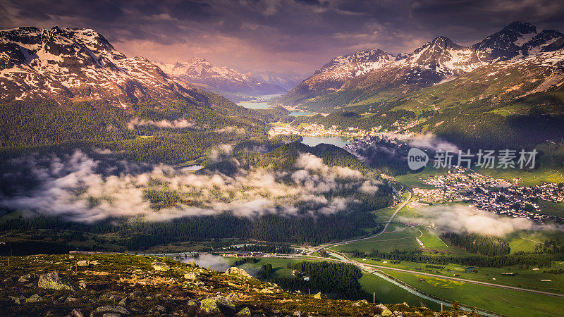 瑞士恩加丁，圣莫里茨，西尔瓦普拉那和马洛加日落时的高山景观