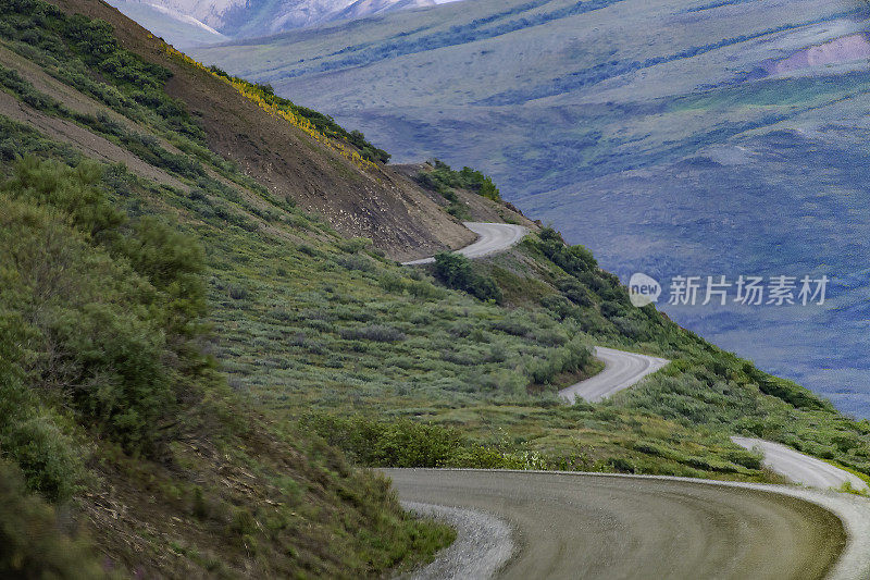 德纳里公路，通常只有一个车道宽――一条穿过陡峭的河岸和弯道的土路