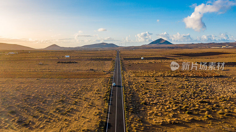 高速公路鸟瞰图在贫瘠的景观，兰萨罗特，加那利群岛，西班牙