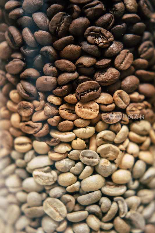 近距离肖像拍摄的咖啡豆从烤到未烤的颜色变化