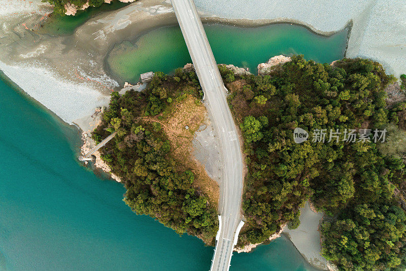 新西兰拉卡峡谷桥的鸟瞰图。