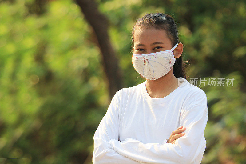 一名少女在冠状病毒大流行期间戴着面具微笑