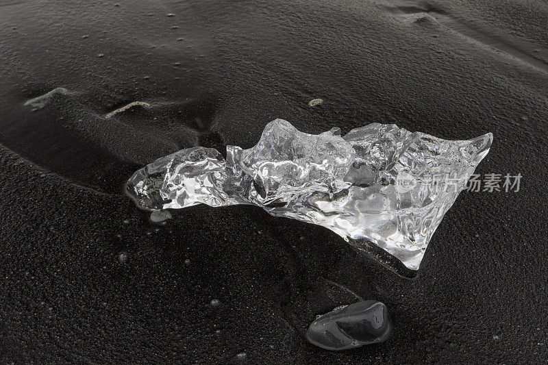 冰岛钻石海滩上的黑沙上的冰