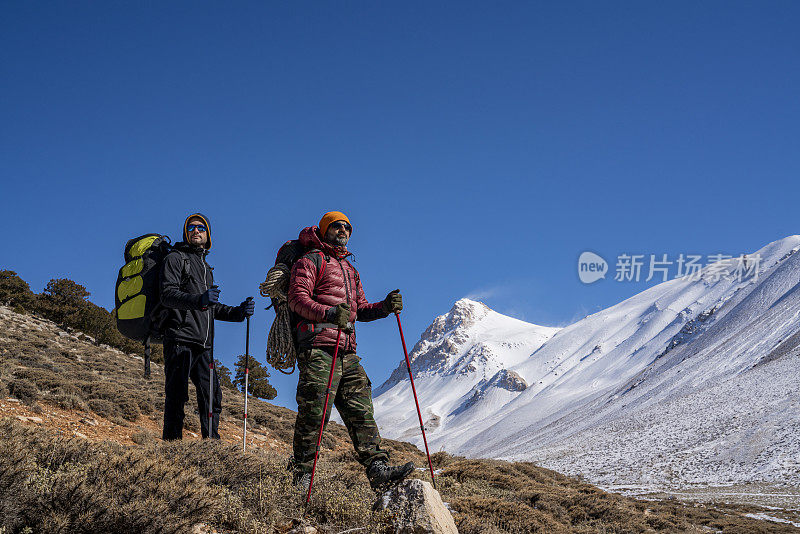 两名男性登山者正走向土耳其安塔利亚贝达格里山的顶峰