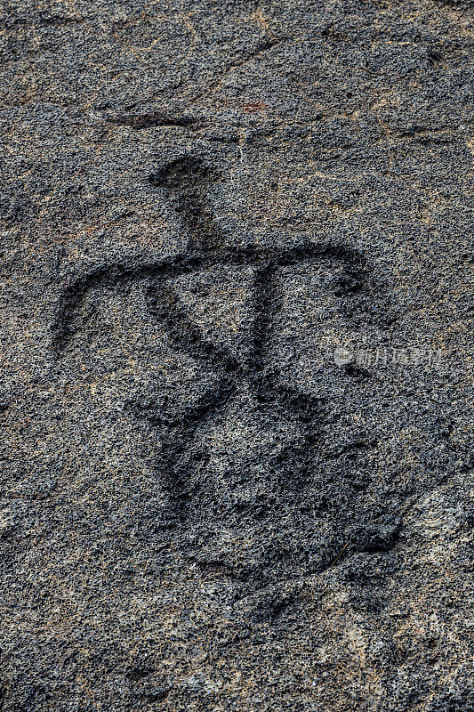夏威夷火山国家公园位于火山口链的海岸末端，发现了神圣的Puuloa岩画，这是夏威夷最大的岩画区。在这里的熔岩岩石上雕刻了23000幅图像，大部分是在夏威夷西部接触之前。位于阿胡岛