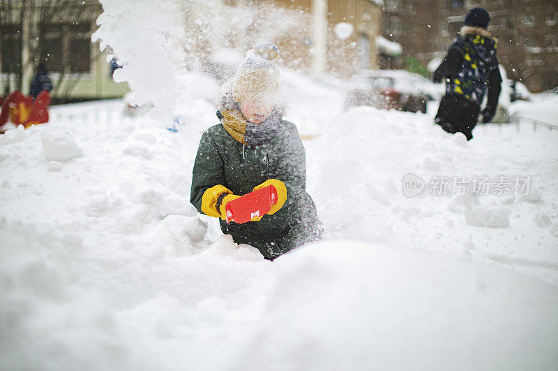 孩子们在雪中嬉戏