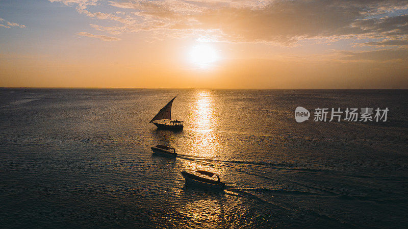 在坦桑尼亚的桑给巴尔岛，在明亮美丽的日落在海洋上航行的船只的风景鸟瞰图