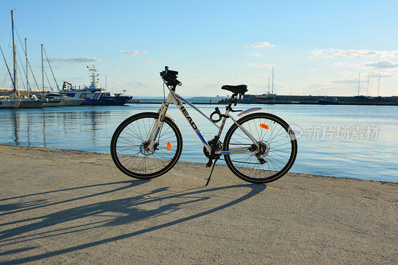 HEAD公司的蓝白相间的自行车停在海边。布尔加斯附近的萨拉佛渔港
