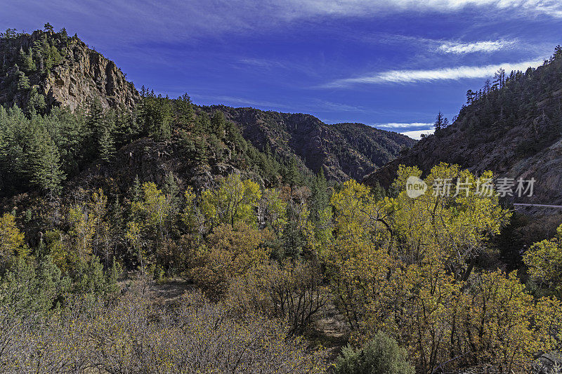 秋天，在落基山峡谷狭窄崎岖的土路上