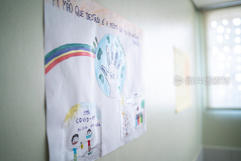 环境问题海报挂在学校的墙上