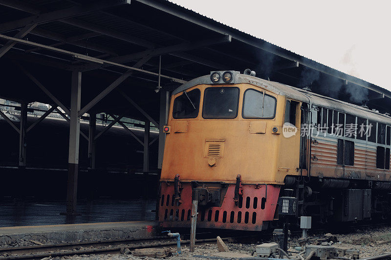 泰国的旧火车使用柴油发动机。