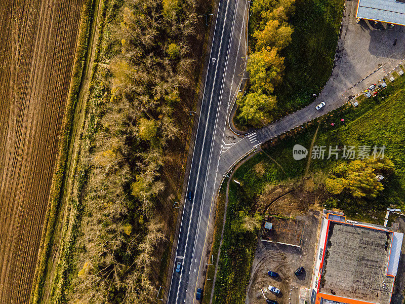 道路穿过田野和森林。正上方航拍照片