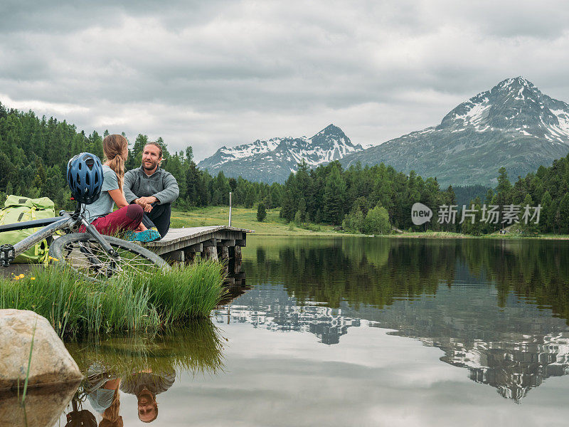 两个山地自行车手在湖边放松