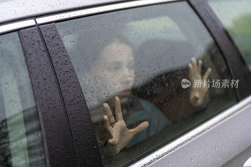 坐在车上的闷闷不乐的年轻女人