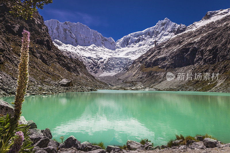 秘鲁安第斯山脉，有冰川和白雪皑皑的布兰卡山脉的拉卡泻湖