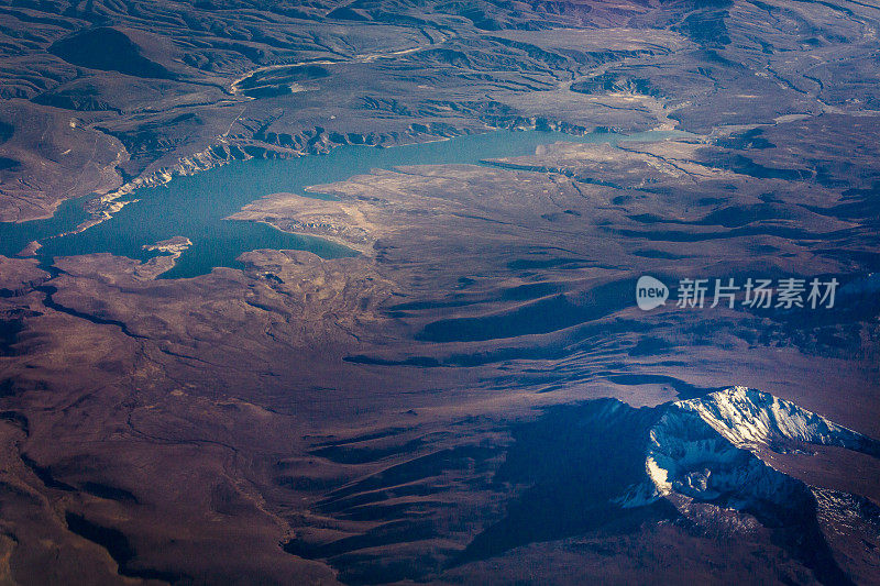 鸟瞰冰雪覆盖的秘鲁安第斯山脉和湖泊，引人注目的秘鲁风景