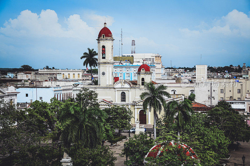 古巴西恩富戈斯大教堂附近的何塞马蒂公园