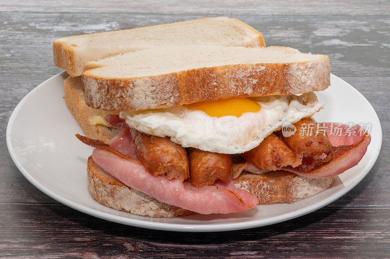 早餐是烤香肠、培根和煎蛋的三明治
