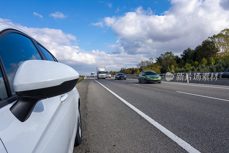 在高速公路上开车